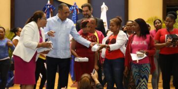 Indotel entrega Canasta Digital Social a 2,000 mujeres beneficiarias del programa SUPÉRATE