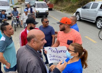 Comunitarios demandan construcción de carretera en Hermanas Mirabal
