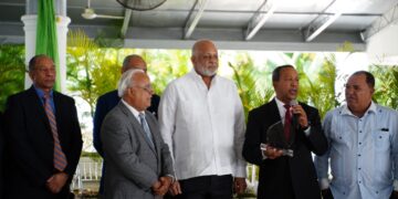 Club Los Prados reconoce los aportes del ministro Roberto Fulcar a la educación y el deporte