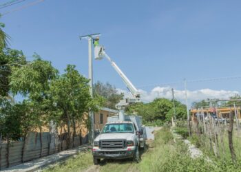 Edesur trabaja para iluminar y electrificar cuatro comunidades en Las Matas de Farfán