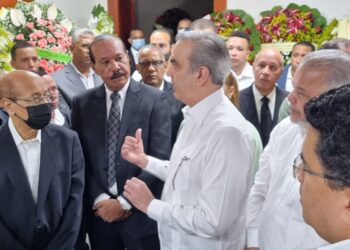 Luis Abinader y Danilo Medina coinciden en velatorio de Mercedes Domínguez de Montás￼