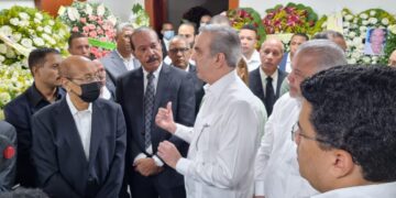 Luis Abinader y Danilo Medina coinciden en velatorio de Mercedes Domínguez de Montás￼