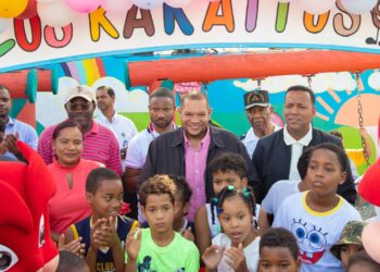 Alcalde de SDN entrega parques remozados en Los Guaricanos y Sabana Perdida