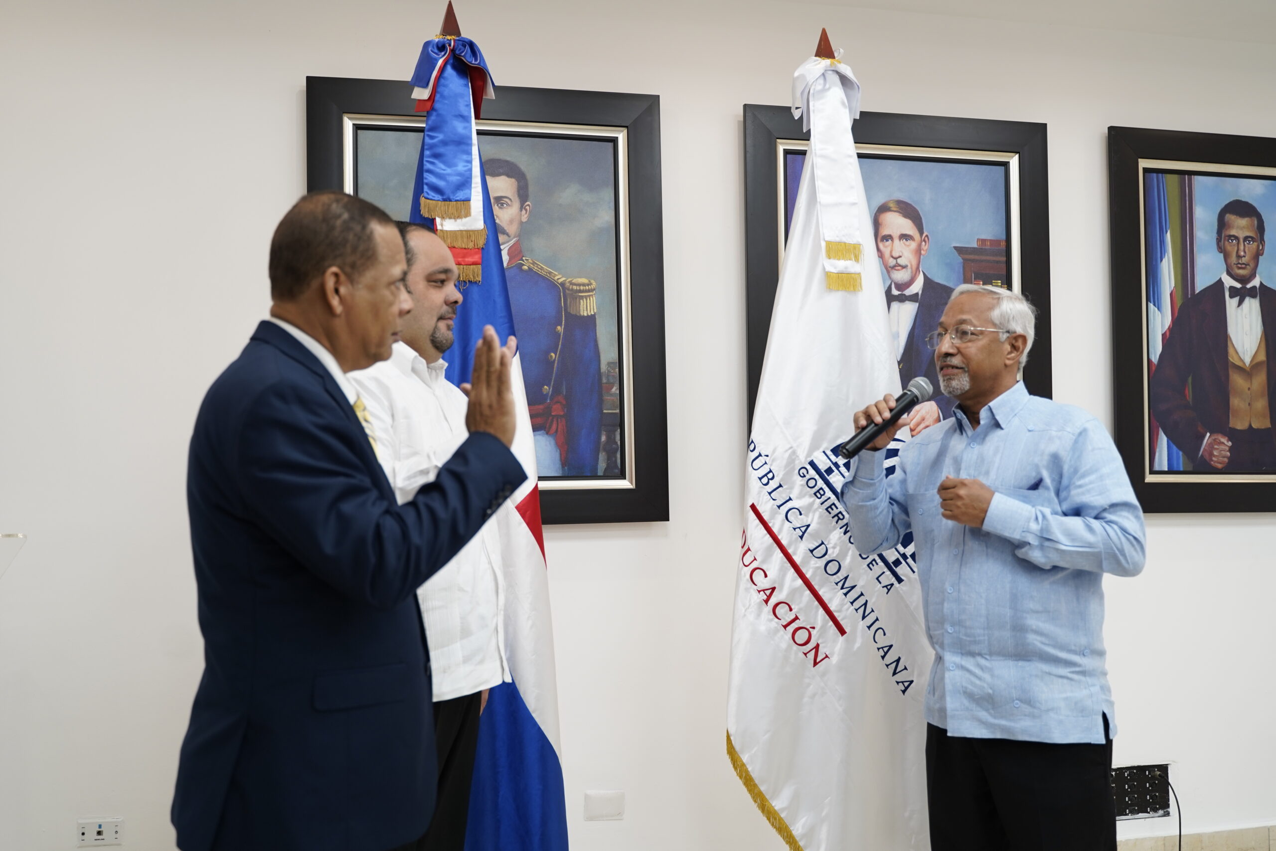 Ángel Hernández presenta al CNE su plan de gestión a favor del aprendizaje  