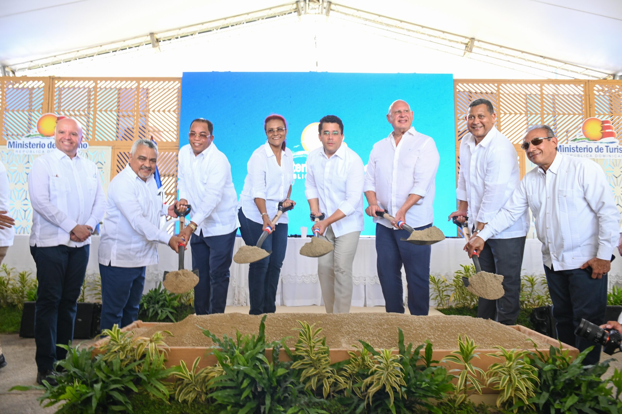 Collado inicia el remozamiento del malecón de Samaná