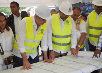 Abinader inspecciona trabajos del INDRHI en cañada Grande SFM
