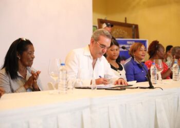 Presidente exhorta mujeres de San Juan organizarse en estructuras formales para mayor apoyo financiero y capacitación
