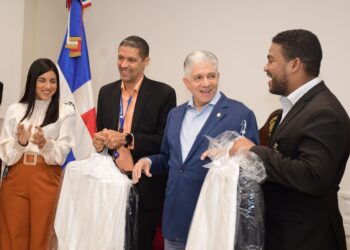 Presidente del Senado Eduardo Estrella entrega uniformes a colaboradores de la institución