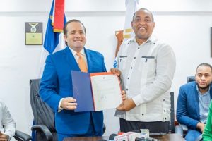 Ministro Paliza entrega más de 62 millones  para obras municipales de Santo Domingo Oeste