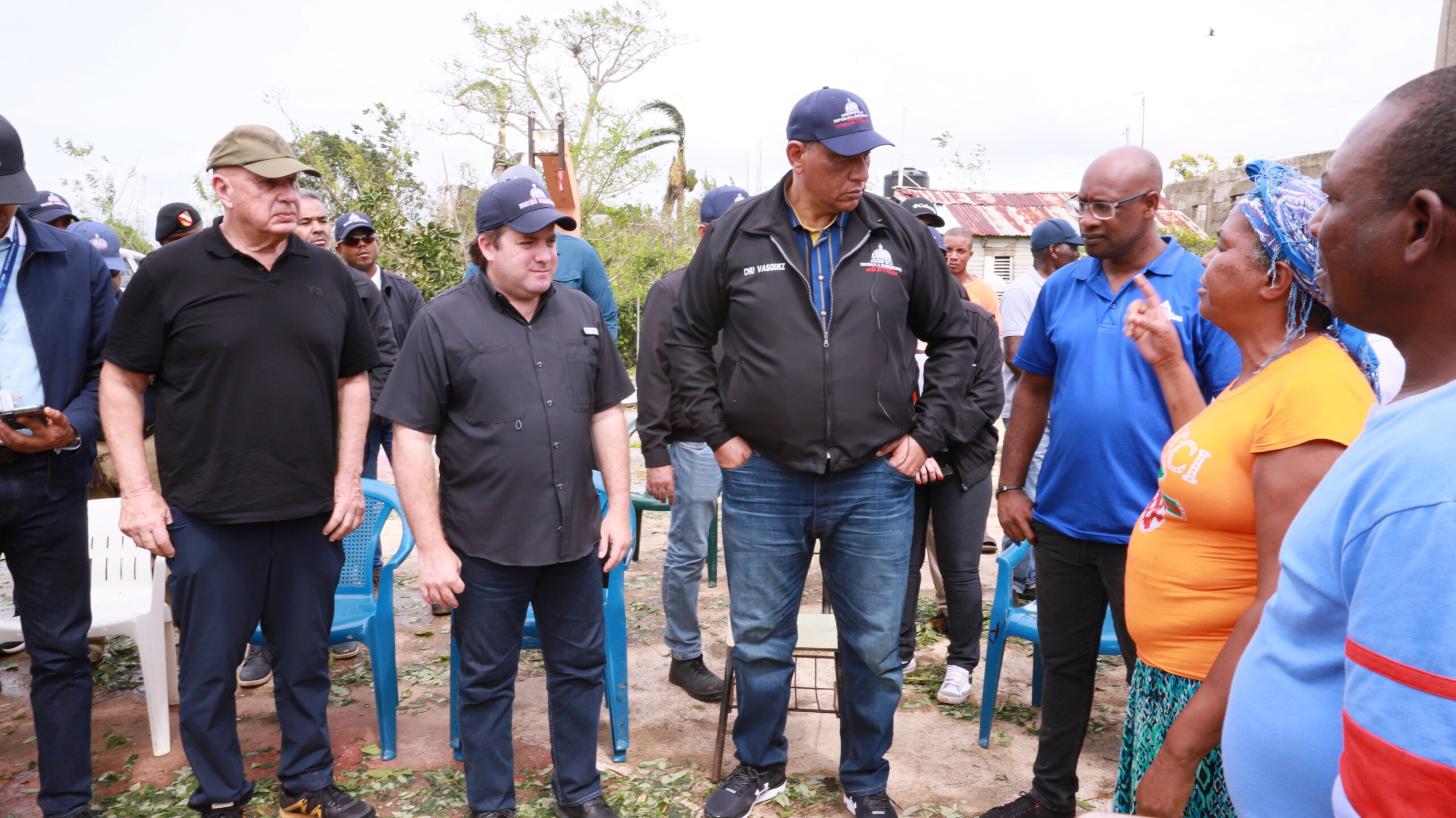 Ministros de Interior y Policía y Administrativo de la Presidencia entregan asistencia a afectados por huracán en Samaná y María Trinidad Sánchez