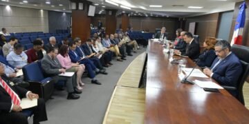 Pleno de la JCE entrega a organizaciones políticas propuesta-compromiso por la integridad electoral de cara a comicios de 2024