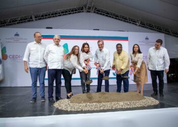 Presidente Abinader da primer picazo para iniciar construcción del Centro de Atención Integral para la Mujer en Santiago