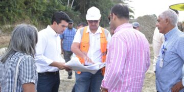 Wellington Arnaud  garantiza agua potable en Villa Altagracia
