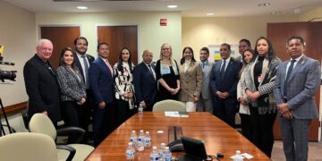 Delegación de diputados se reúne con directora oficina del Caribe del Departamento de Estado