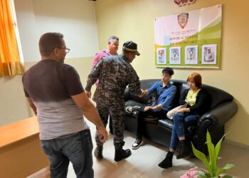 Joven agredida en la cabeza por limpiavidrios acude a la Policía y MP para formalizar denuncia