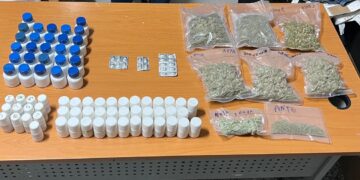 Ocupan ocho paquetes de marihuana y 75 frascos presumiblemente de metadona