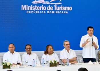 Presidente y ministro de Turismo inauguran reconstrucción de dos plazas de vendedores en playa Guayacanes con una inversión superior a los 143 millones de pesos