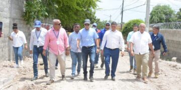 Wellington Arnaud supervisa obras en provincia Azua