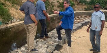 Diputado Miguel Bogaert supervisa trabajos en la cañada de Guajimia en SDO