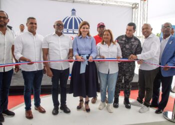 Vicepresidenta inaugura Centro Tecnológico La Moneda, un destacamento policial y una cancha de baloncesto y voleibol en Los Tres Brazos