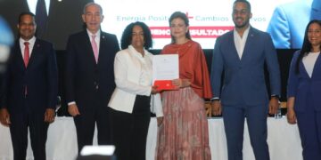 Vicepresidenta Raquel Peña encabeza acto de entrega de 8 mil becas nacionales a jóvenes de todo el país