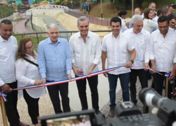 El presidente Luis Abinader y  Wellington Arnaud, director del INAPA, dejan inaugurada  segunda etapa del saneamiento de arroyo Gurabo en Santiago