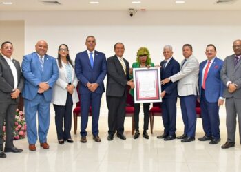 Senado reconoce a Fefita la Grande por su exitosa trayectoria y ser pionera en la música típica