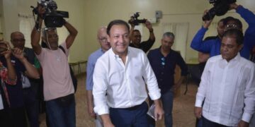 Abel Martínez vota y pide a la ciudadanía participar masivamente en los comicios