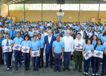 Presidente Abinader insta a estudiantes a prepararse en inglés, inteligencia artificial, ciberseguridad, ingeniería y carreras técnicas de alta demanda; afirma que son las profesiones del futuro