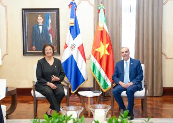 Presidente Abinader recibe a su homóloga de Surinam, Jennifer Geerlings-Simons, en visita oficial