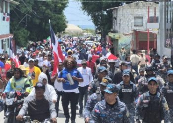 Miles de personas marchan en Barahona en defensa del medioambiente y por obras para el suroeste