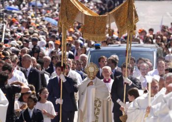 El papa oficia una misa ante más de 1,2 millones de fieles en Madrid