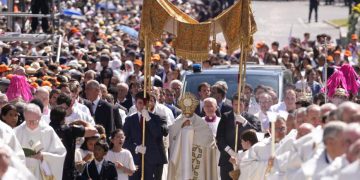 El papa oficia una misa ante más de 1,2 millones de fieles en Madrid