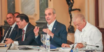 Presidente Abinader afirma que la cooperación entre el Gobierno y sectores productivos fortalece la estabilidad y protege a la población de efectos externos