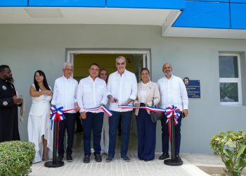 Presidente Abinader entrega remozamiento general y moderna área de Emergencia del hospital municipal de Cevicos