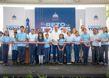 Presidente Abinader inaugura techado deportivo-escolar que beneficiará a más de 600 estudiantes de la Escuela Narciso Alberti, en el municipio de Cevicos