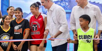 Presidente Abinader y alcalde Ulises Rodríguez entregan renovado techado deportivo que beneficiará a cientos de jóvenes y estudiantes de Los Ciruelitos