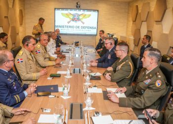 Ministro de Defensa recibe delegación del Comando Sur de los Estados Unidos para fortalecer la cooperación estratégica bilateral