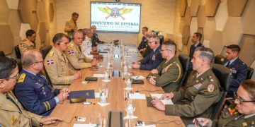 Ministro de Defensa recibe delegación del Comando Sur de los Estados Unidos para fortalecer la cooperación estratégica bilateral