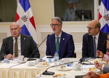 Comisión Bicameral que estudia proyecto anticrisis escucha al ministro de Hacienda y al vicepresidente de AIRD