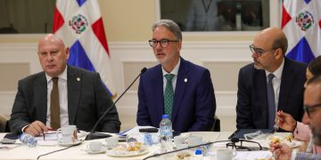 Comisión Bicameral que estudia proyecto anticrisis escucha al ministro de Hacienda y al vicepresidente de AIRD
