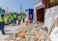 Alcaldía del DN demuele dos bancas de apuestas que operaban irregularmente en aceras