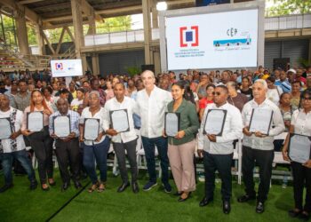 Presidente Abinader entrega 1,099 títulos de propiedad que benefician a más de 4,000 personas de Villa Linda, Palmarejo y Pantoja; garantiza seguridad jurídica y un ahorro de RD$87 millones