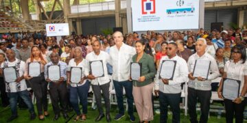Presidente Abinader entrega 1,099 títulos de propiedad que benefician a más de 4,000 personas de Villa Linda, Palmarejo y Pantoja; garantiza seguridad jurídica y un ahorro de RD$87 millones