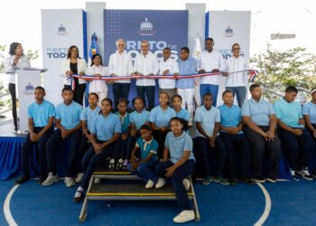 Presidente Abinader inaugura techado multiuso escolar en Duvergé para ampliar las actividades educativas y deportivas en beneficio de más 388 estudiantes y de toda la comunidad
