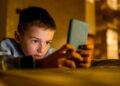 Francia aprueba ley que prohíbe las redes sociales a menores de 15 años