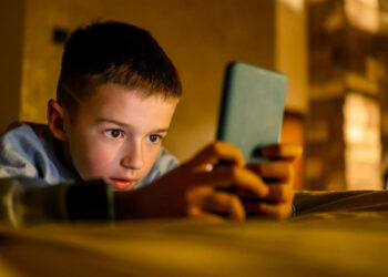 Francia aprueba ley que prohíbe las redes sociales a menores de 15 años