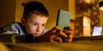 Francia aprueba ley que prohíbe las redes sociales a menores de 15 años