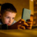 Francia aprueba ley que prohíbe las redes sociales a menores de 15 años