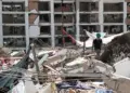 Buscan rescatar a dos posibles sobrevivientes entre los escombros en Venezuela un mes después de los terremotos